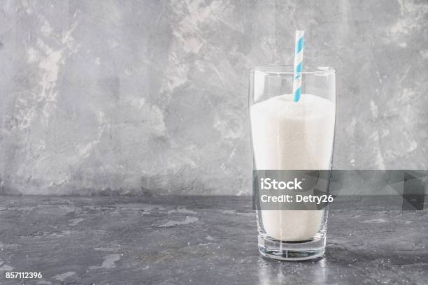 Glas Mit Zucker Sand Ist Eine Ungesunde Ernährung Der Inhalt Des Zuckers In Süße Limonade Stockfoto und mehr Bilder von Cola
