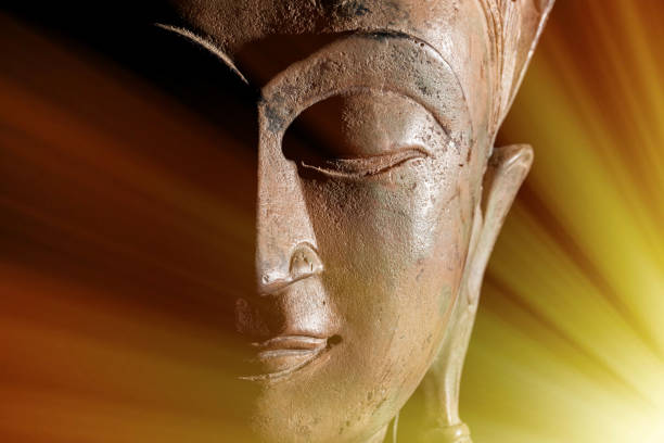 ศาสนาพุทธนิกายเซน รังสีแห่งสวรรค์ของการตรัสรู้ทางวิญญาณหรือการฉายภาพบนพระพุทธรูป - buddha face ภาพสต็อก ภาพถ่ายและรูปภาพปลอดค่าลิขสิทธิ์