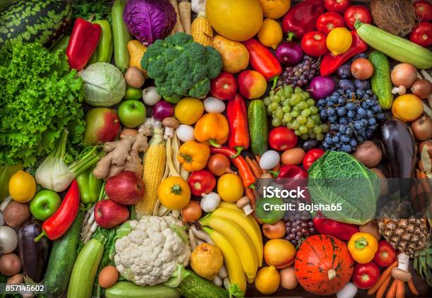 Photo libre de droit de Groupe De Grands Généraux Mix Fruits Et Légumes Sur Fond Coloré banque d'images et plus d'images libres de droit de Légume