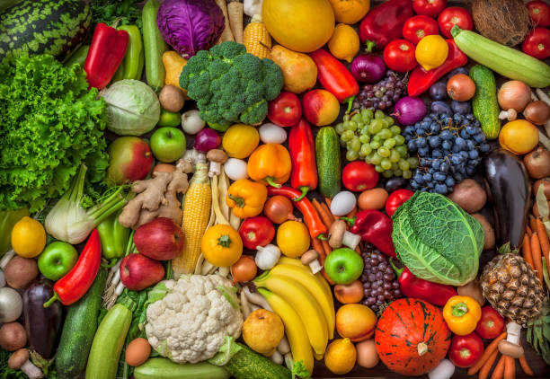 овощи и фрукты большой накладные смеси группы на красочном фоне - фрукт стоковые фото и изображения