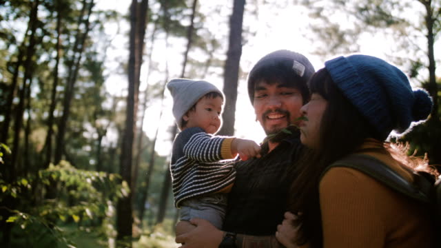 日没時に森の中で一緒に楽しんでアジアの家族。タイ。