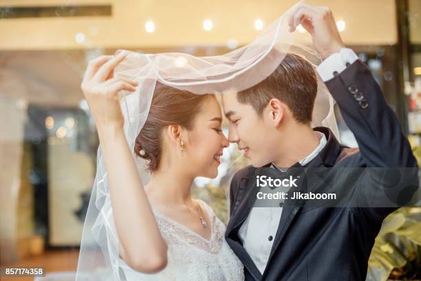Asiatischen Bräutigam Asiatische Braut Unter Viel Zusammen Und Sind Untereinander Mit Einem Lächeln Auf Den Lippen Und Glückliches Gesicht Küssen Stockfoto und mehr Bilder von Hochzeit