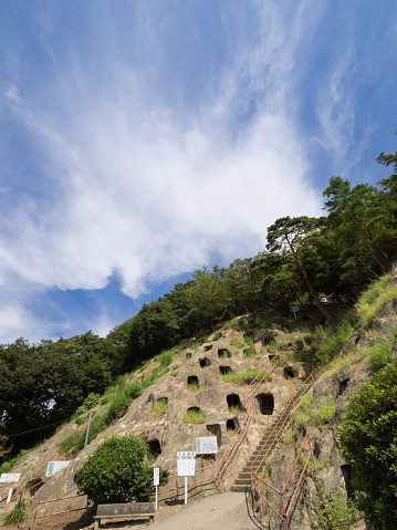 It is an archaeological site in Yoshimi-cho, Saitama Prefecture. It is a group of many sideways tombs made in the 6th - 7th centuries.
