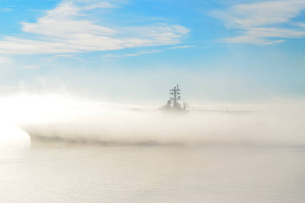 schlachtschiff im nebel - battleship armed forces canada sunlight stock-fotos und bilder