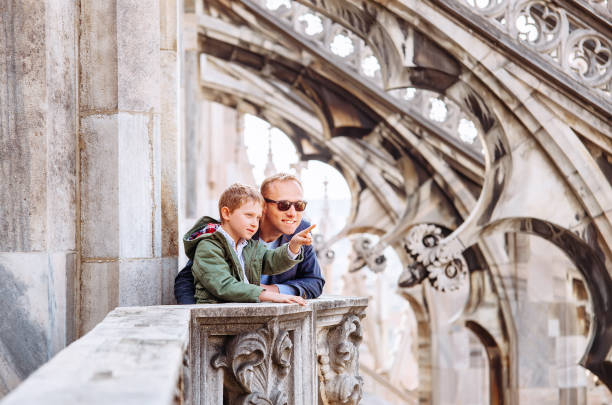 père et fils, les touristes sont sur le toit de la cathédrale de milan - dome milan italy architectural feature italy photos et images de collection