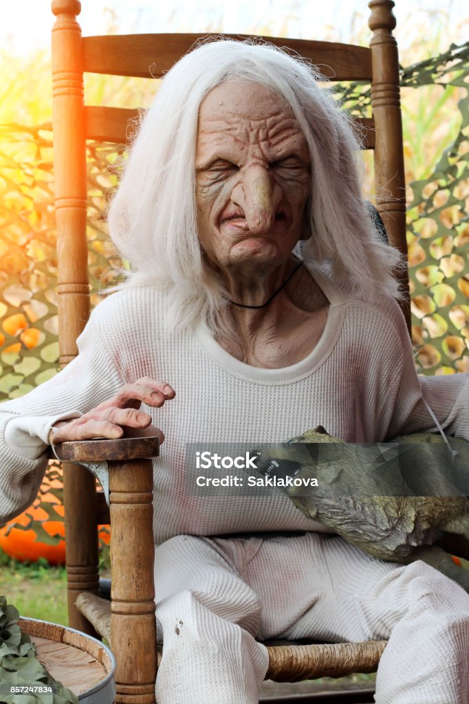 Foto de Bruxa Assustadora Sentado Em Uma Cadeira Dia Das Bruxas e mais  fotos de stock de Adulto - iStock