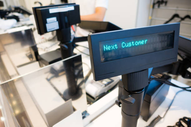 счетчик оформления заказа магазина - cash register checkout counter customer shopping стоковые фото и изображения