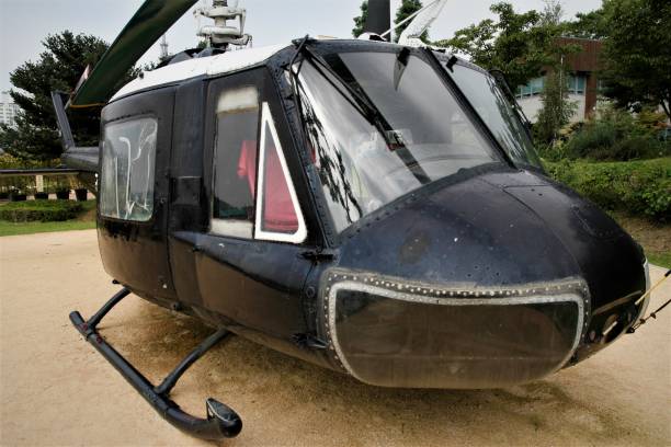 borame 公園内の韓国空軍 uh-1 ヘリコプター - army air corps ストックフォトと画像