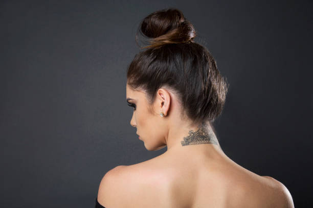 piękne plecy - tattoo women sensuality back zdjęcia i obrazy z banku zdjęć