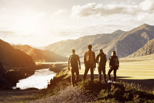 concept de voyage groupe montagnes de quatre personnes - man4 photos et images de collection