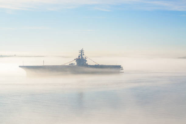 schlachtschiff im nebel - battleship armed forces canada sunlight stock-fotos und bilder