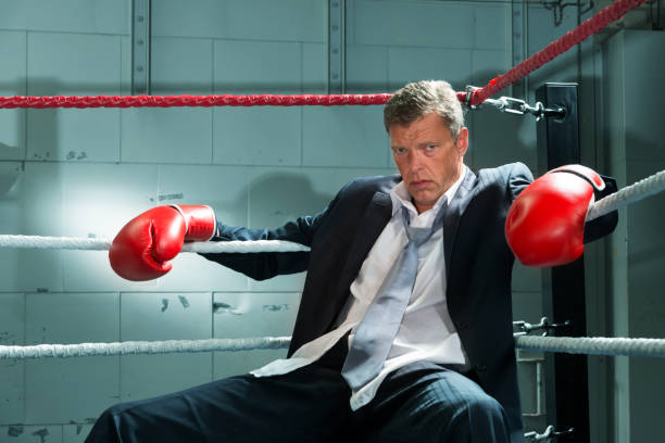 homem de negócios na competição na esquina da caixa de anel - boxing caucasian men business - fotografias e filmes do acervo