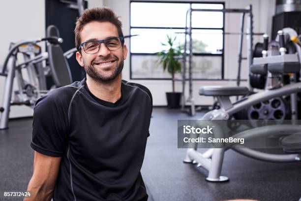 Brillenmann Lächelnd Stockfoto und mehr Bilder von Brille - Brille, Sport, Trainingsraum - Freizeiteinrichtung