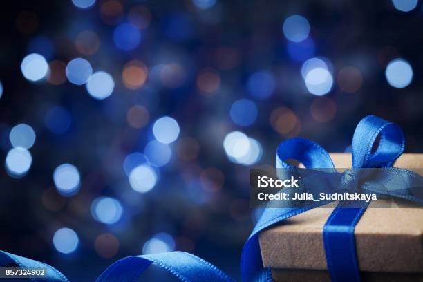 Caja De Regalo De Navidad O Regalo Con La Cinta Del Arco Sobre Fondo Bokeh Blue Magic Foto de stock y más banco de imágenes de Azul