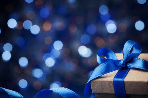 świąteczne pudełko na prezent lub prezent z kokardką na magicznym niebieskim tle bokeh. - gift blue christmas religious celebration zdjęcia i obrazy z banku zdjęć