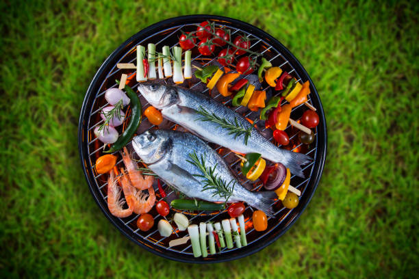 野菜、串、エビのバーベキュー グリルで焼き海の魚 - shrimp grilled prepared shrimp barbecue ストックフォトと画像