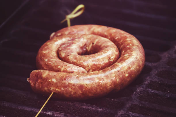 salsicce crude prima della cottura - sausage knackwurst food bratwurst foto e immagini stock