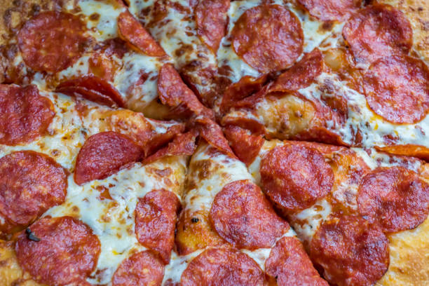 pepperoni pizza closeup, enfoque selectivo. - cheeze fotografías e imágenes de stock