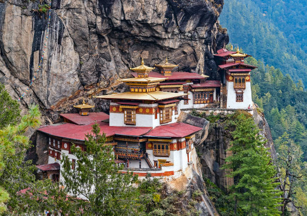 paro taktsang : monastère de nid du tigre - bhoutan - prayer wheel photos et images de collection