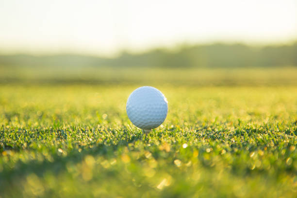 primer plano de pelota de golf en t - golf power golf course challenge fotografías e imágenes de stock