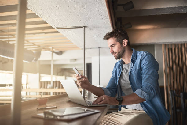 el arduo trabajo que va en el funcionamiento de una cafetería - internet smart phone mobile phone computer fotografías e imágenes de stock