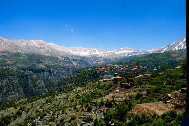 vista paesaggistica sulle montagne e sulla valle di kadisha aka holy valley, libano - bcharre foto e immagini stock
