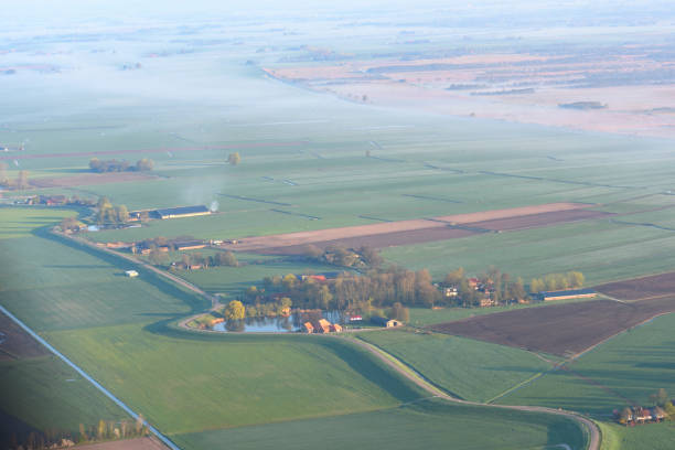 vista aérea hacia el pueblo de blankenham en overijssel, países bajos - netherlands dyke polder aerial view fotografías e imágenes de stock