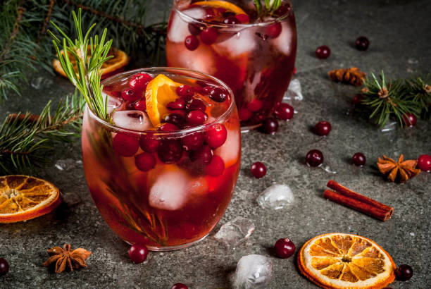 kalten cranberry cocktail - bowle stock-fotos und bilder