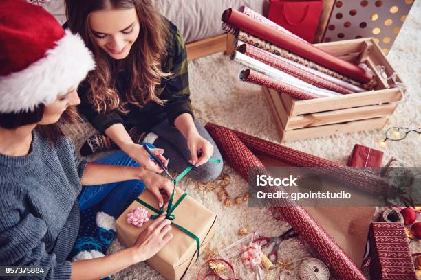 Ragazze Che Preparano Un Regalo Per Natale - Fotografie stock e altre immagini di Regalo di Natale - Regalo di Natale, Avvolgere, Natale