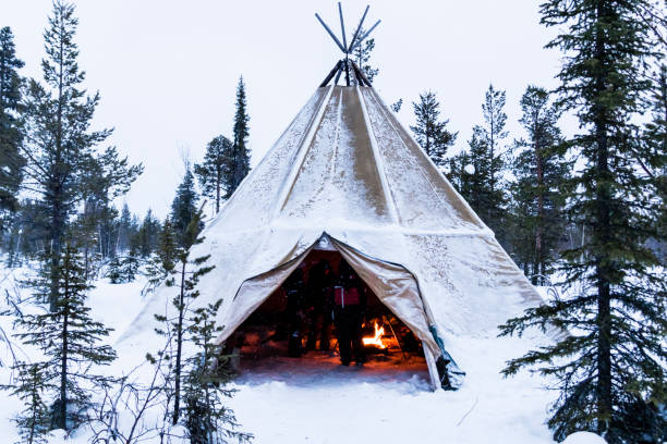 tipi in lapponia in inverno - swedish culture foto e immagini stock