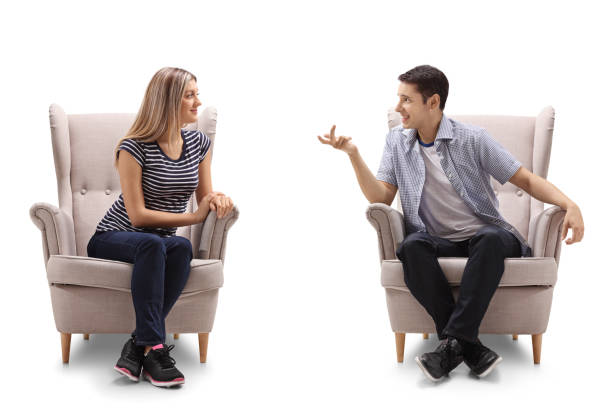 joven mujer y un hombre joven hablando - talking chair two people sitting fotografías e imágenes de stock