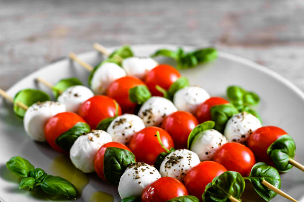 aperitivo sano - ensalada caprese con tomate y mozzarella, comida italiana de dieta mediterránea con aceite de oliva preparación, concepto de pérdida de peso - cherry tomato fotografías e imágenes de stock