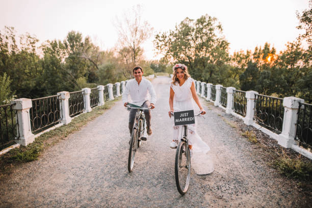 frisch verheiratete paar in fahrräder - frisch verheiratet stock-fotos und bilder