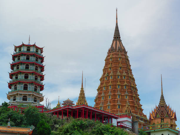 ワット ・ タム ・ スーア ・ タイ語・中国語の寺院。 - tiger cave temple kanchanaburi province ストックフォトと画像