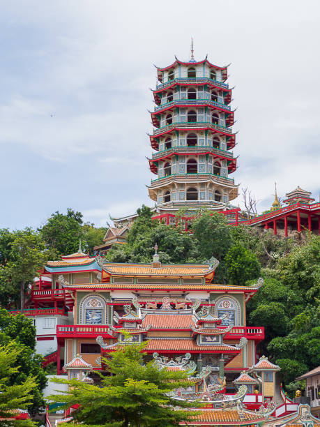 ワット ・ タム ・ スーア ・ タイ語・中国語の寺院。 - tiger cave temple kanchanaburi province ストックフォトと画像