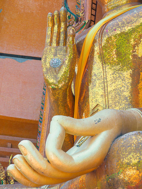 閉じるまでの仏像ワット ・ タム ・ スーア。 - tiger cave temple kanchanaburi province ストックフォトと画像