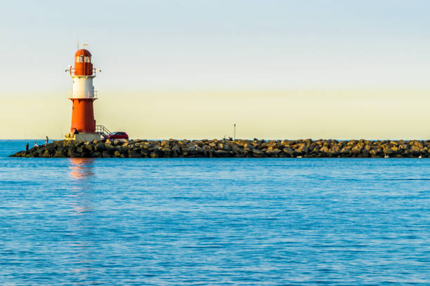 faro rojo del paseo marítimo de warnemünde en el mar báltico en el puerto, - arrival beacon blue nautical vessel fotografías e imágenes de stock