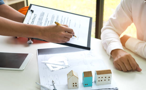 istock Home sales brokers sign contracts to sign customers. 857433030