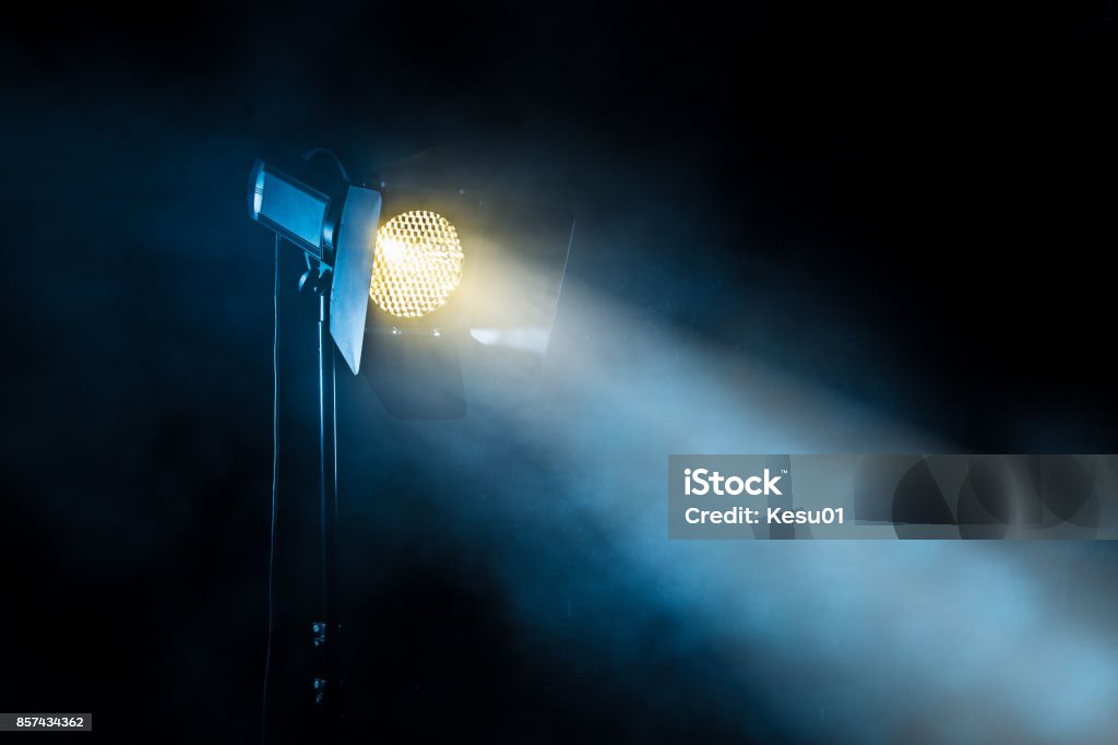 Luz del punto del teatro sobre fondo negro - Foto de stock de Largometrajes libre de derechos