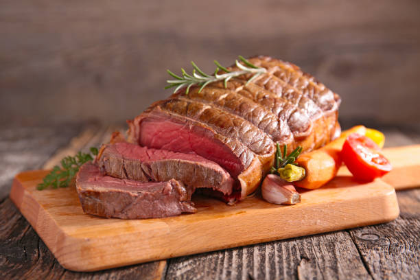 carne de res asada en placa - roast beef fotos fotografías e imágenes de stock