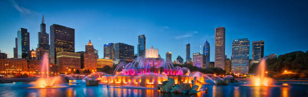 chicago skyline buckingham fountain  panorama at night - chicago fountain skyline night imagens e fotografias de stock