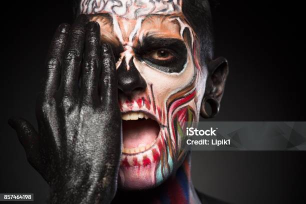 Concepto De Maquillaje De Halloween Hombre Cara De Zombie Con Negro Pintado  Mano Foto de stock y más banco de imágenes de 20 a 29 años - iStock