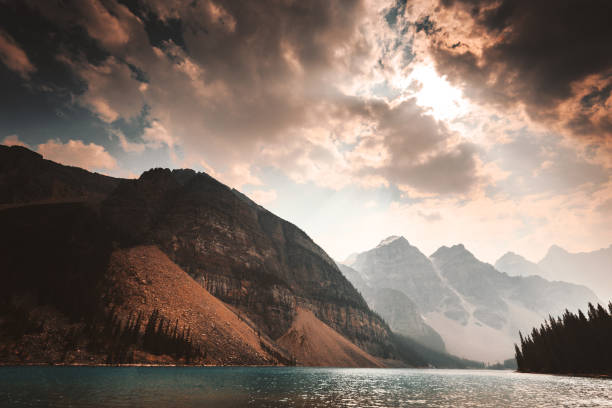 lago moraine no parque nacional de banff ao entardecer - lake louise national park landscape forest - fotografias e filmes do acervo