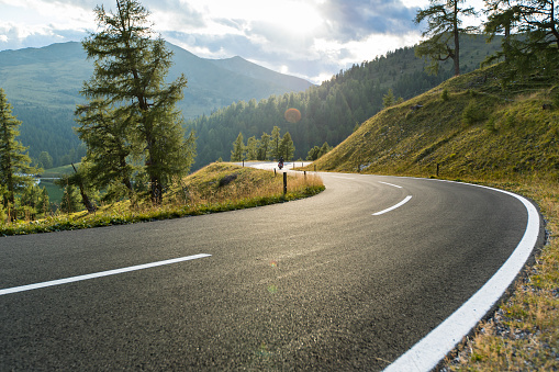 Carretera asfaltada en Austria, Alpes, en un día de verano photo