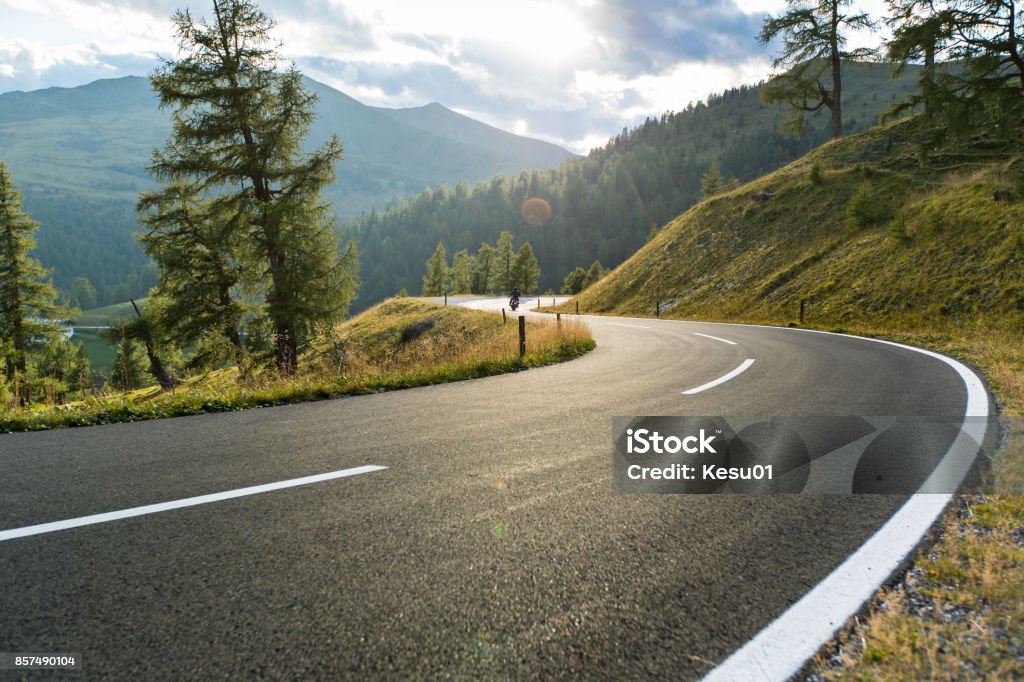 Strada asfaltata in Austria, Alpi in una giornata estiva - Foto stock royalty-free di Strada