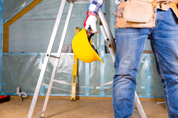 budowniczy złota rączka z żółtym hełmem bezpieczeństwa i paskiem narzędziowym na placu budowy - insulation roof attic home improvement zdjęcia i obrazy z banku zdjęć