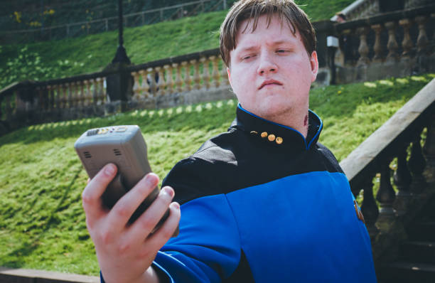 cosplayer masculino en traje de star trek - star trek tv show fotografías e imágenes de stock