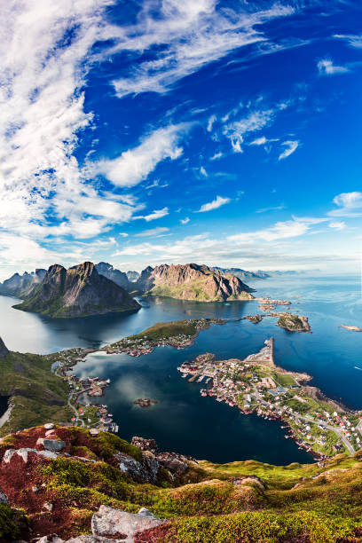 lofoten est un archipel dans le comté de nordland, norvège. - lofoten photos et images de collection