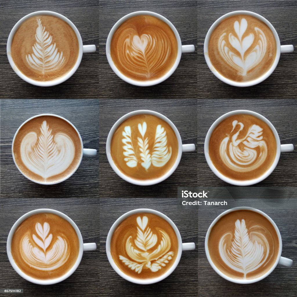 Draufsicht der Latte Art Kaffee Tassen auf Holz Hintergrund. - Lizenzfrei Milchschaum-Kunst Stock-Foto