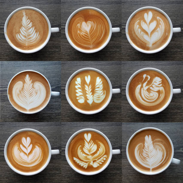 widok z góry latte art kubki do kawy na tle drewna. - froth art zdjęcia i obrazy z banku zdjęć